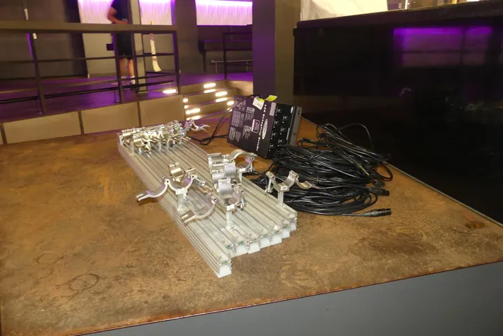 Showtec LED Octastrip Driver mit 8x Showtec LED-Leiste und mit Kabel